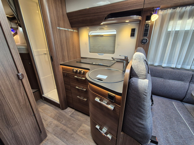 Hymer ML-T 620 163 PK AUTOMAAT 45.588 KM 4400 KG BOMVOL 12 MAANDEN GARANTIE MERCEDES SPRINTER 416 CDI LENGTEBEDDEN SOLAR 18 INCH ALUVELGEN foto: 14