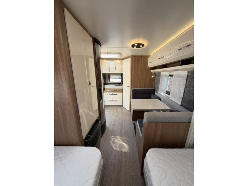 Hobby Excellent 460 SL Incl. Mover and Awning photo: 16