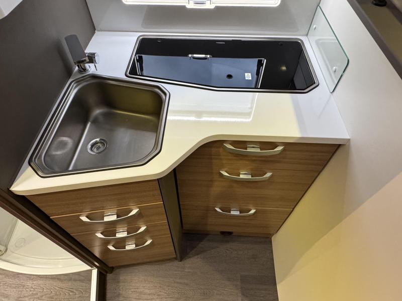 Adria Matrix Plus 670 SL Lengte bedden- Automaat  foto: 7