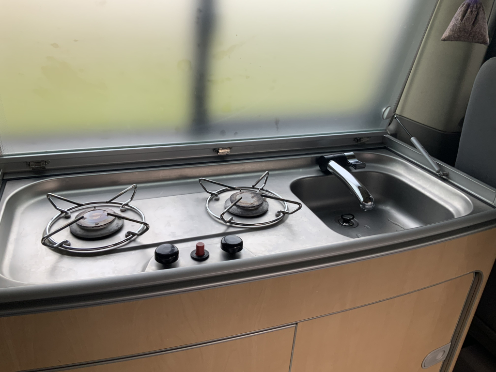 VW Westfalia California 2.5 TDi 130 PS, 5 Sitzpl&auml;tze, 4 Schlafpl&auml;tze, Elektr. Hubdach / Seitent&uuml;r, Bj 2006 Camper Centrum On the Road am Noorderringweg 4 in Marum. Foto: 12