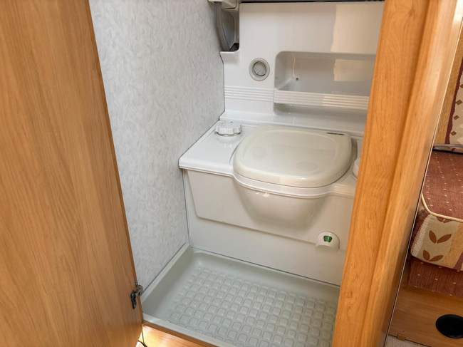 Hobby 30 | Voortent | Luifel | Fietsendrager Achter | 3-Pits gasfornuis | Dakluik foto: 16