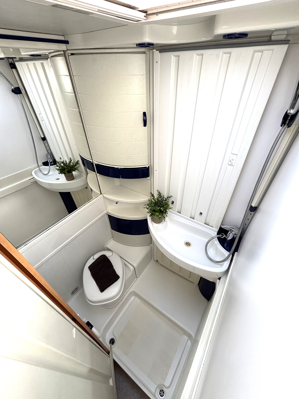 Hymer Swing 622 DWARSBED + HEFBED INRUILKOOPJE! GELIJKVLOERS foto: 10