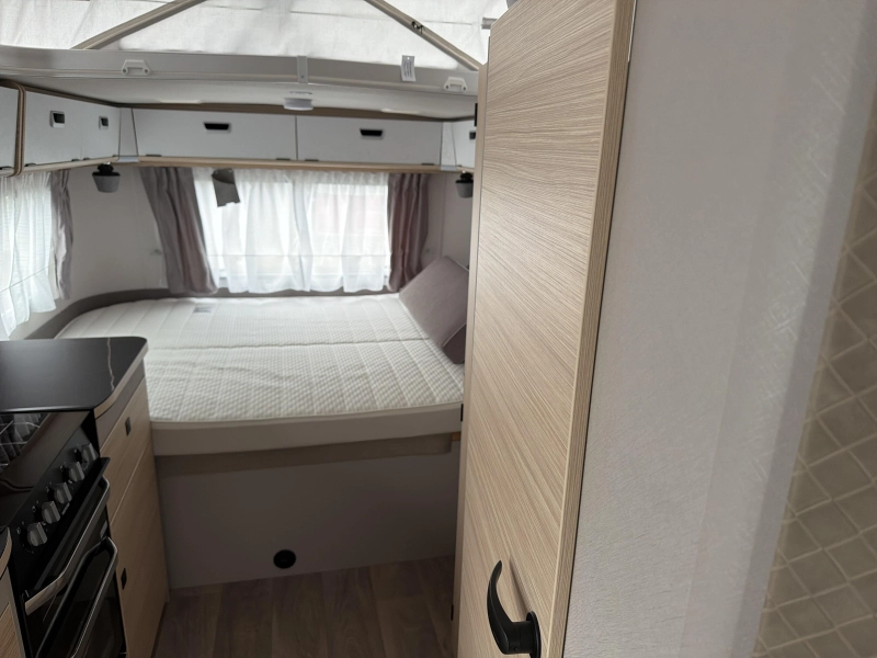 Eriba Touring 630 Urban Hampton Zilver  foto: 4