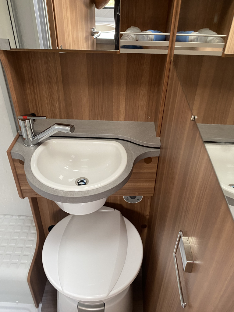 Weinsberg Pepper 600 Peugeot 163 PK, Half-integraal, 2 Lengte-bedden, Garage, Aut. schotel / LCD Camper Centrum On the Road aan de Noorderringweg 4 in Marum. foto: 32