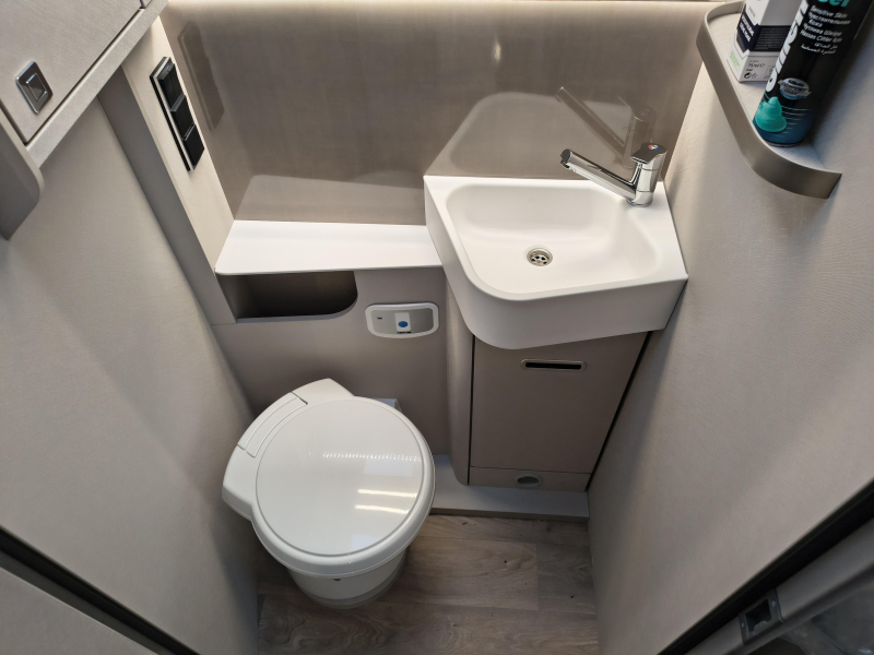 Hymer Tramp S 680 -- 5 gordels --  foto: 10