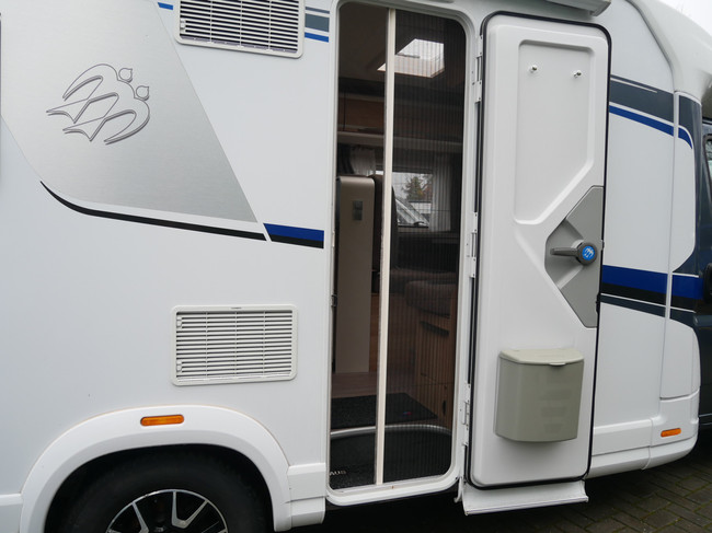 Knaus Sky TI 650 MF, Autom&aacute;tico, Cama francesa, Elevador de bicicletas foto: 18