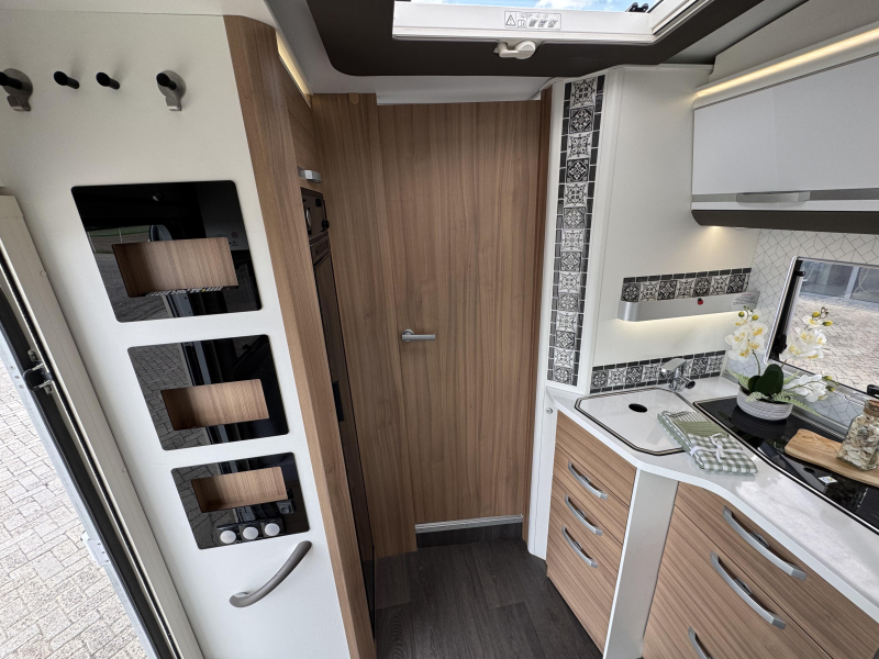 Adria Matrix Plus 670 DC Queensbed Hefbed Omvormer  foto: 16