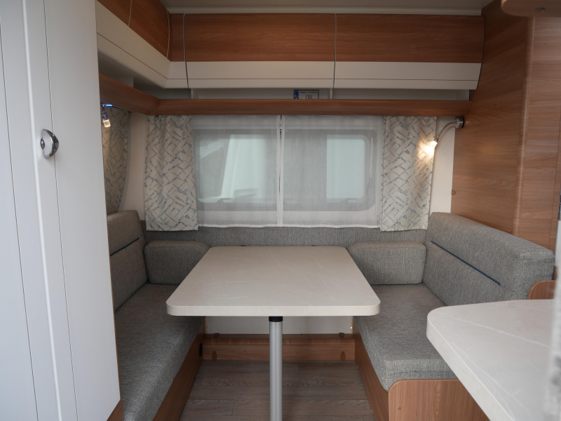 Hobby De Luxe 440 SF Incl. mover en fietsenrek 