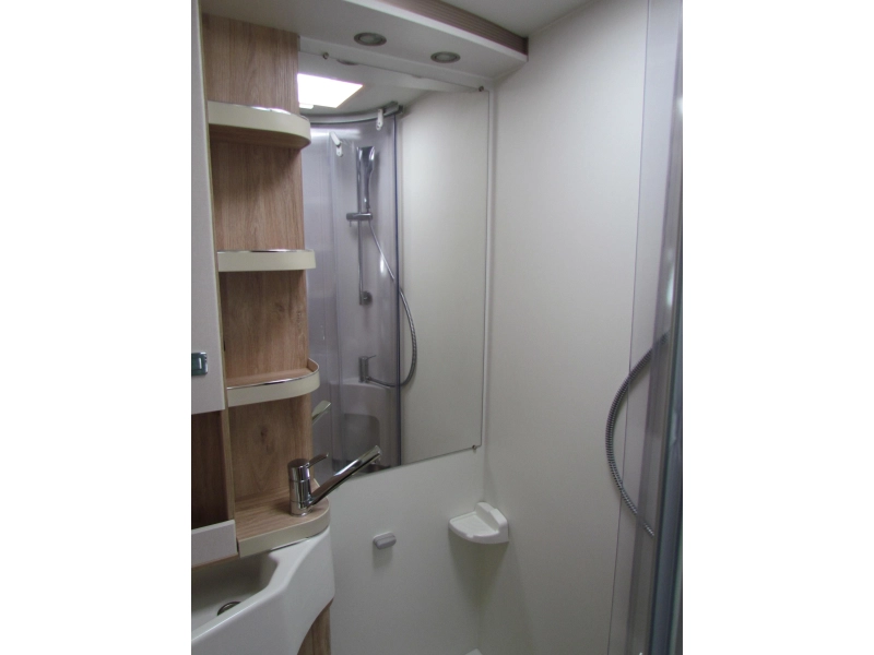 Eura Mobil Profila RS 695 EB L/H-bed, automatic photo: 9