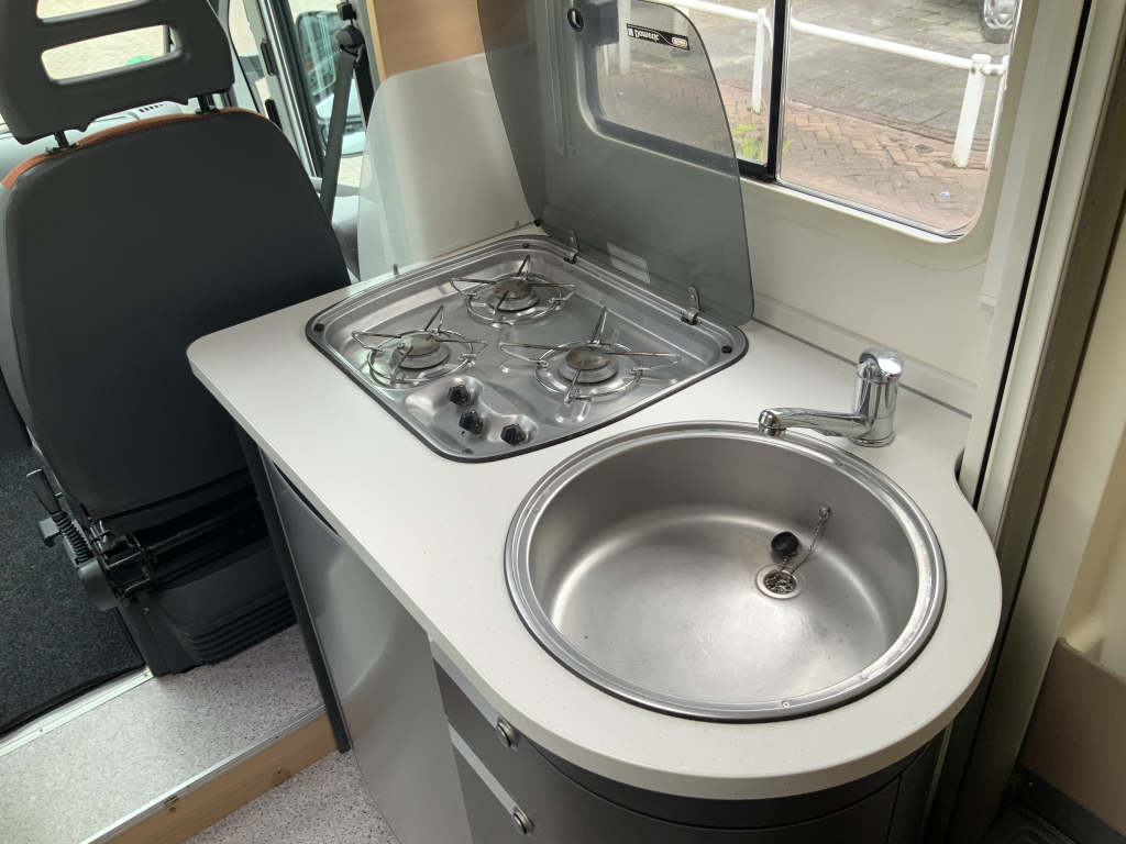 Knaus Van Ti 600 ME – Compleet 3 liter 160 PK Half-integraal, vastbed, halve- treinzit, draaistoelen Camper centrum on the road foto: 16