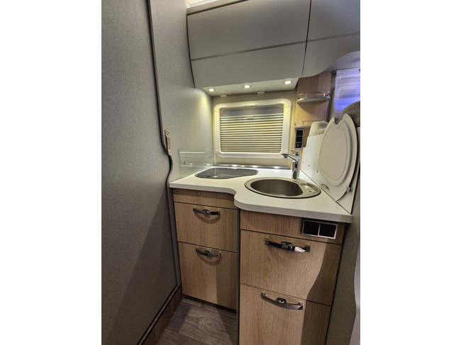 Hymer TRAMP GL 578 AMBITION 130 PK SLECHTS 29.972 KM DIGITALE ACHTERUITKIJKSPIEGEL LENGTEBEDDEN TV + SATELLIET DRAAISTOELEN foto: 15