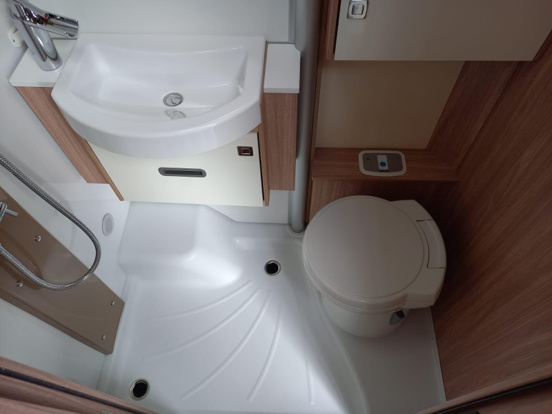 Bürstner Limited T 690 G - luxe - zwarte voorkant  foto: 12