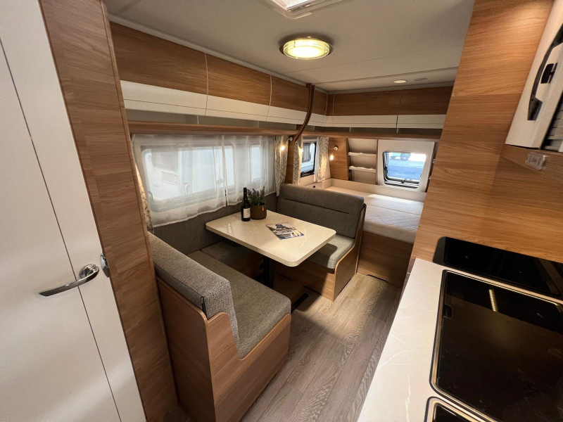 Hobby De Luxe 490 KMF avance litera bicicleta foto: 1