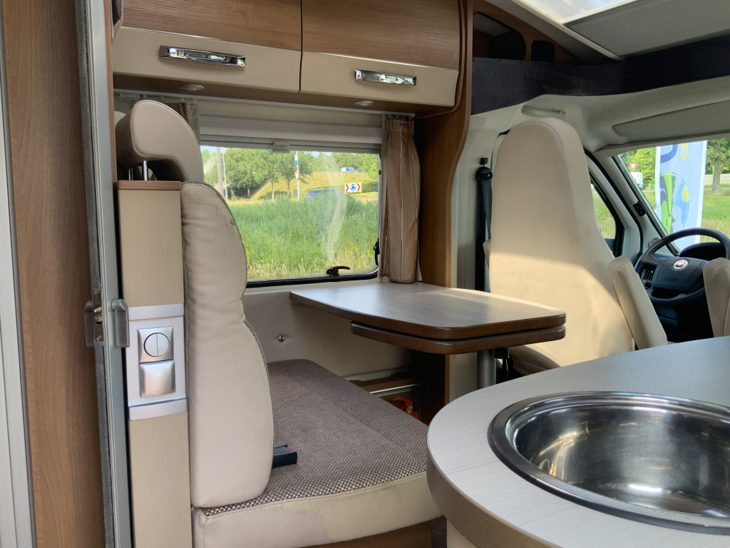 Knaus Van Ti 600 2.3 130 PK Half-integraal, Dwars-bed, Halve- treinzit, Draaistoelen, etc. Bj 2013 Camper centrum on the road Marum foto: 6