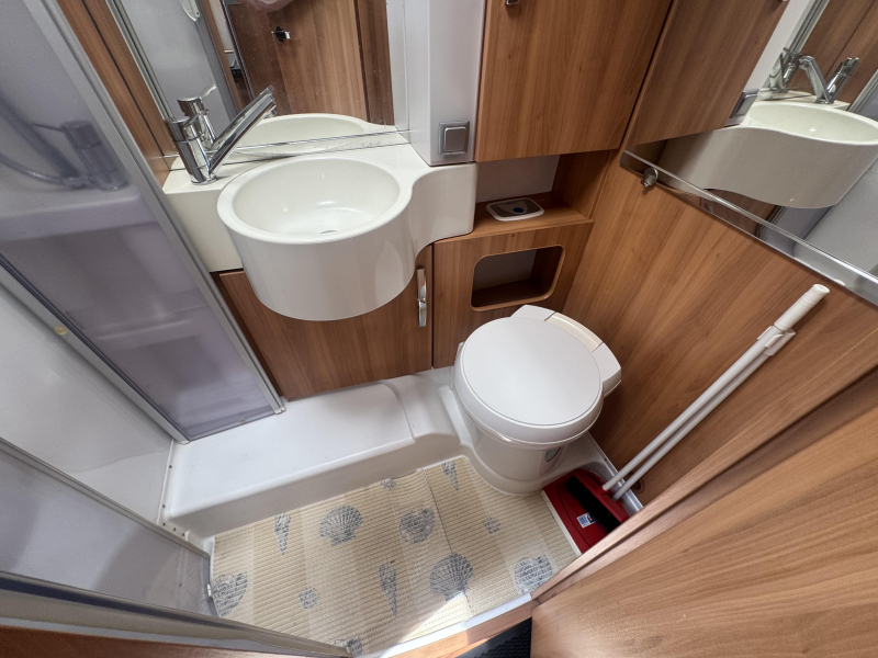 Hymer Exclusive Line 614 CL fixed bed photo: 10