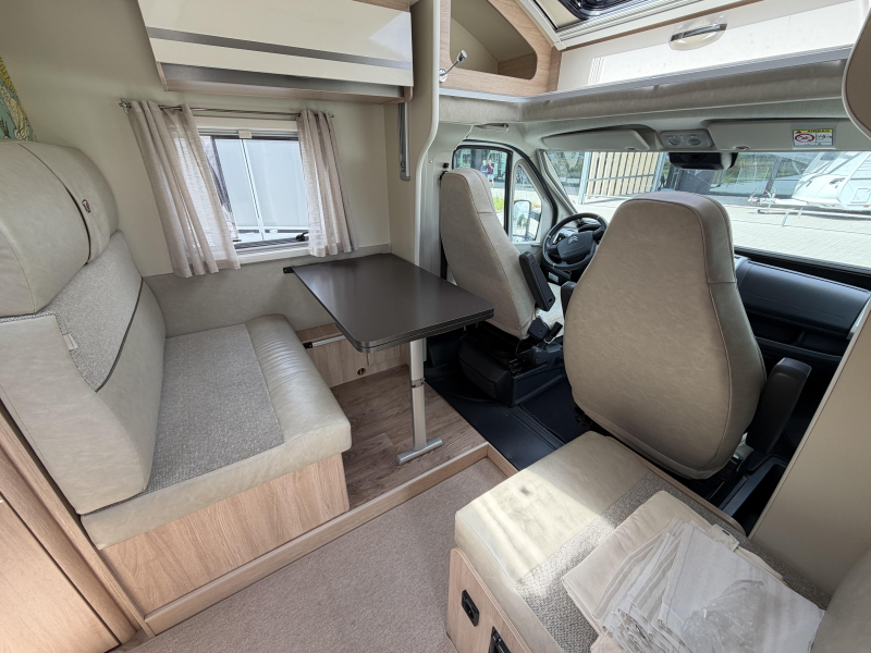 P.L.A. Camper Siena 385 LPG / zonnepaneel  foto: 4