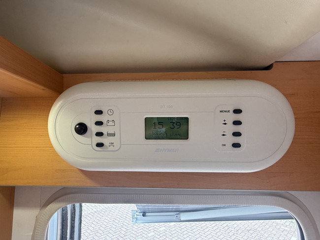 Hymer C 644 Alkoven Querbett+Hochbett Vollausstattung in sehr gutem Zustand Klimaanlage Markise TV elektr. Satellitensch&uuml;ssel 2x Solarpaneele gro&szlig;e Garage Wechselrichter Anh&auml;ngerkupplung Foto: 12