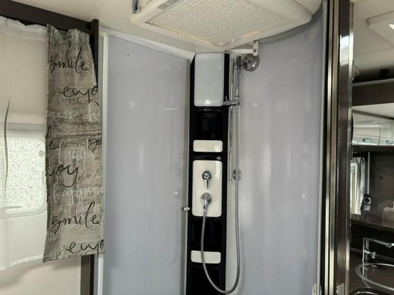 Hobby Optima Premium 65 GQ Cama Queen y cama abatible foto: 9