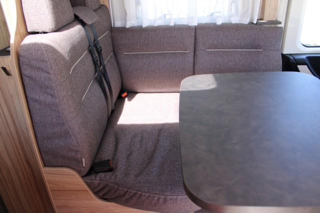 Hymer Exsis i 474 Fiat 160 CV compacto, estrecho, ligero, con camas individuales y cama abatible (55 foto: 31