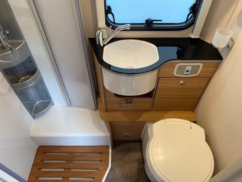 Dethleffs Globebus T 6 - Hoher K&uuml;hlschrank Foto: 13