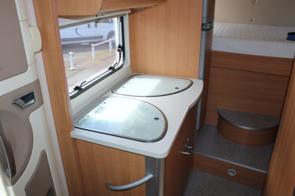 Knaus Sun Ti 700 Meg, Cama transversal, Garaje, Asientos delanteros giratorios, Media dinette, banco de asientos. A&ntilde;o 2008 Marum (Groningen) foto: 16