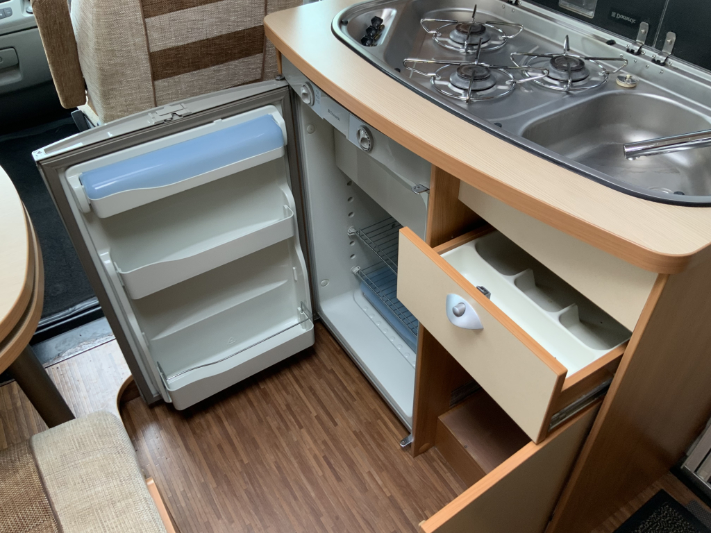 Bürstner Nexxo 569 Halfintegraal, Treinzit, Fransbed, twee draaistoelen, kleine camper, Bj. 2010 Camper centrum on the road  foto: 15