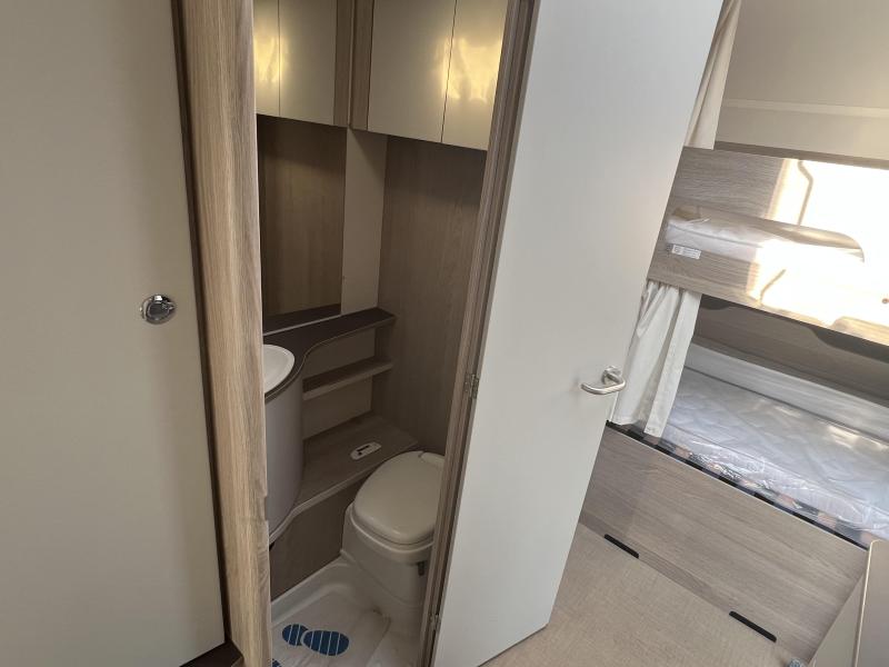 Bürstner Premio Plus 440 TK Met Isabella Ventura tent  foto: 5