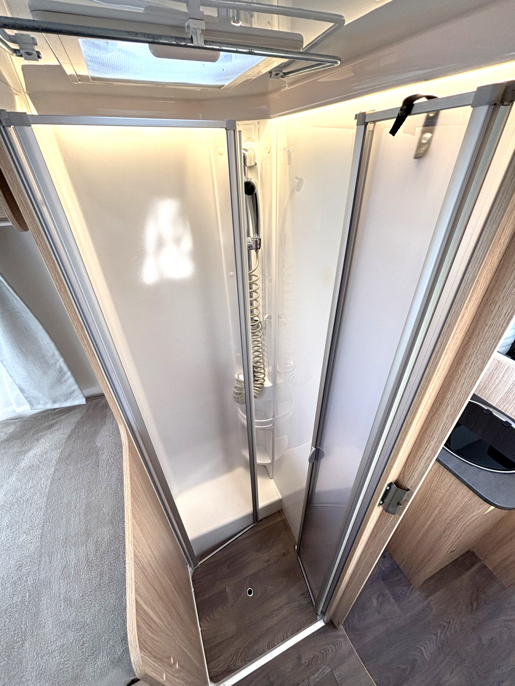 Sunlight Adventure T68 9-TR AUTOMATIK EINZELBETTEN + HUBBETT Foto: 10