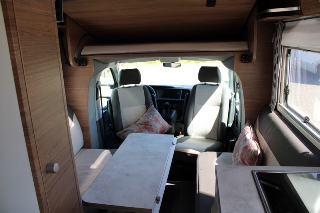 Zeer compacte Knaus Tourer VAN 500 LT Bulli AUTOMAAT voorzien van Face to Face salon (82  foto: 23