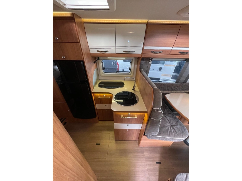 Eura Mobil Terrestra 710 HB Cama fija Garaje XXL foto: 13