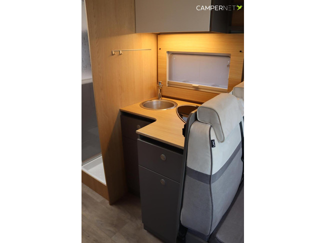 LMC Tourer Lift 730 165PK | Lengtebedden | Gescheiden douche | Hefbed | Fietsendrager | Zonnepaneel | Bearlock | Dakairco | Luifel | foto: 9