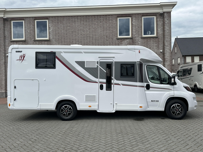 Rapido 686 F Automatic, Face to Face photo: 1