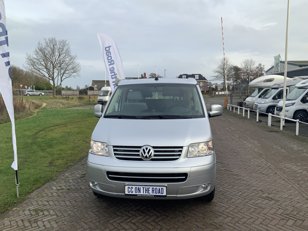 VW Westfalia California 2.5 TDi 130 PS, 5 Sitzpl&auml;tze, 4 Schlafpl&auml;tze, Elektr. Hubdach / Seitent&uuml;r, Bj 2006 Camper Centrum On the Road am Noorderringweg 4 in Marum. Foto: 25