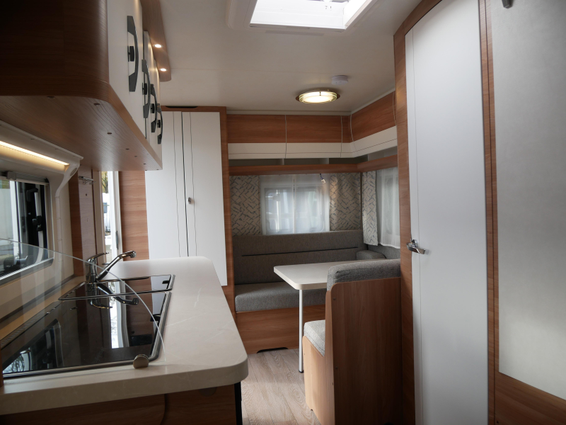 Hobby De Luxe 440 SF Incl. mover en fietsenrek  foto: 14