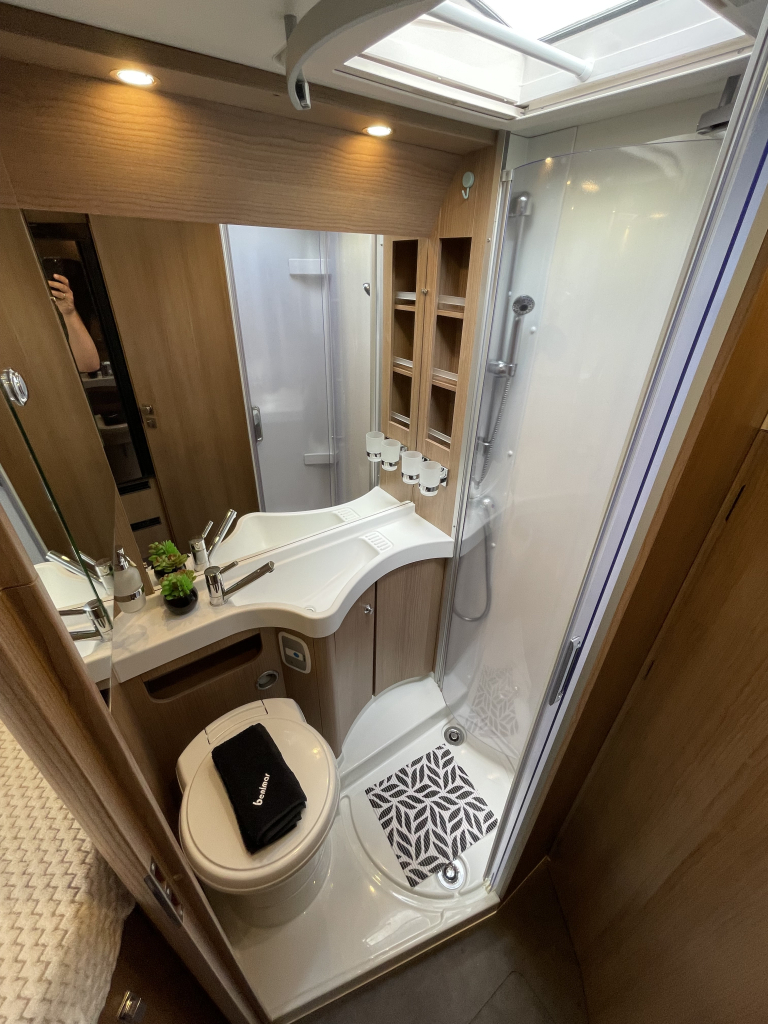 Carthago Malibu 430 LE ENKELE BEDDEN+HEFBED 6.90M BEARLOCK foto: 11