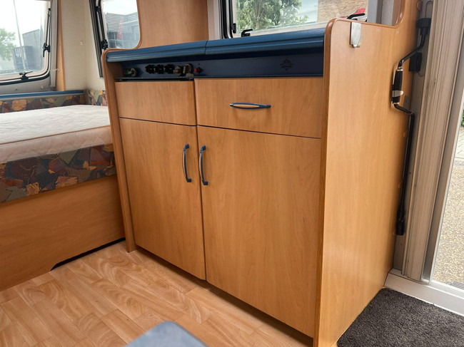 Hobby De Luxe 400 SF | Awning | Bicycle rack | Semi-automatic Mover | Fixed bed | Dinette (Train seat) | Tempo 100 | Shock absorbers photo: 11