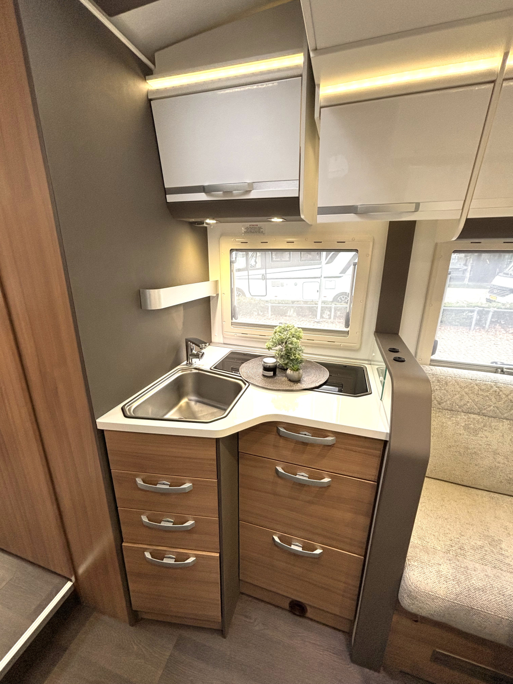 Adria Matrix 670 DL ENKELE BEDDEN HEFBED FACE TO FACE  foto: 6