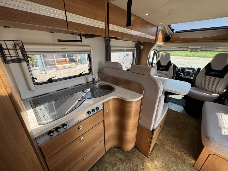 Dethleffs Globe4 7151 Edici&oacute;n Limitada Cama Queen foto: 17