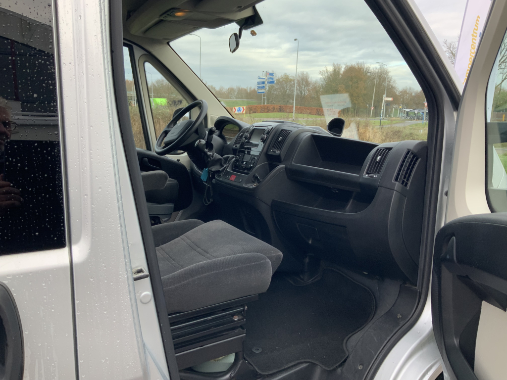 Peugot Boxer L2 H2 Buscamper: Euro 6 met verlaagbare tafel tot 2 pers. lengte-bed, 154 cm breedte, 185 cm lengte, FSL Camperinbouw 2021, km 66000, Zwenkbare fietsendrager, Zonnepaneel 180W, Bj.2017 Camper centrum on the road foto: 13