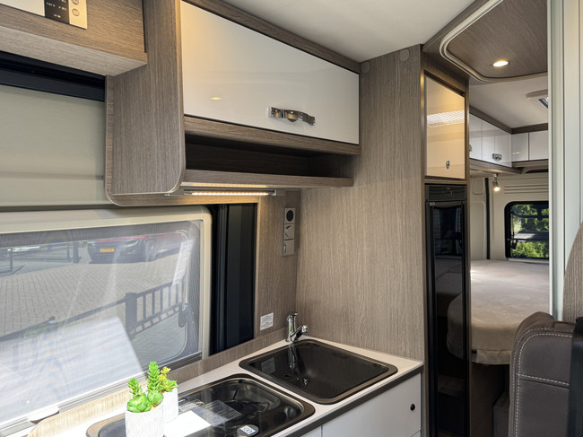 Pössl Roadcruiser 640 D-Line 160 pk AUTOMAAT 9-Traps Euro6 Fiat Ducato Maxi **Lengtebedden/4 zitplaatsen/XXL Koelkast/1e eigenaar/Full foto: 17