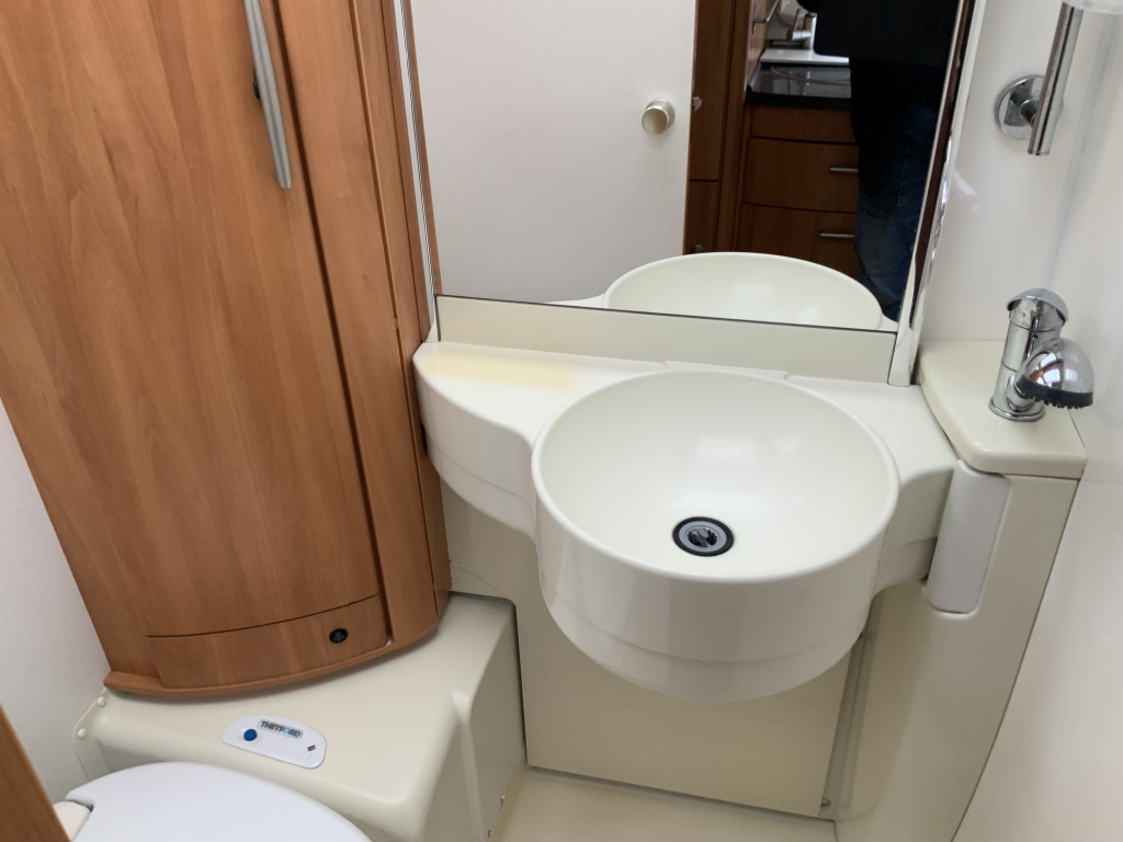 Hymer B 504 SL Integral, Equipado con cama individual trasera y cama abatible delantera, aire acondicionado de motor, chasis Alko, etc., A&ntilde;o 2009 Camper centrum on the road foto: 26