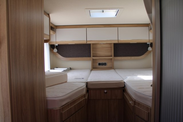 Compacto Hymer Exsis i 474 Fiat 160 cv estrecho ligero camas individuales y cama abatible (55 foto: 41