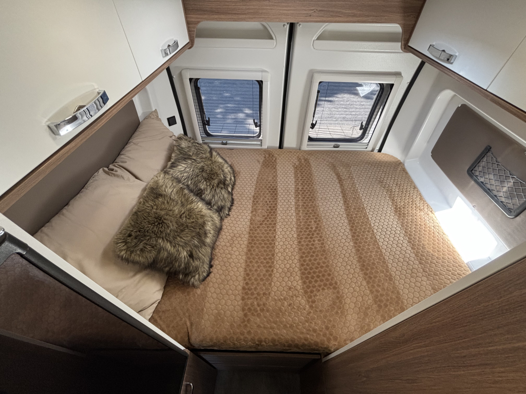 Pilote V 600 DWARSBED EURO 6 ZONNEPANEEL 5.99M  foto: 2