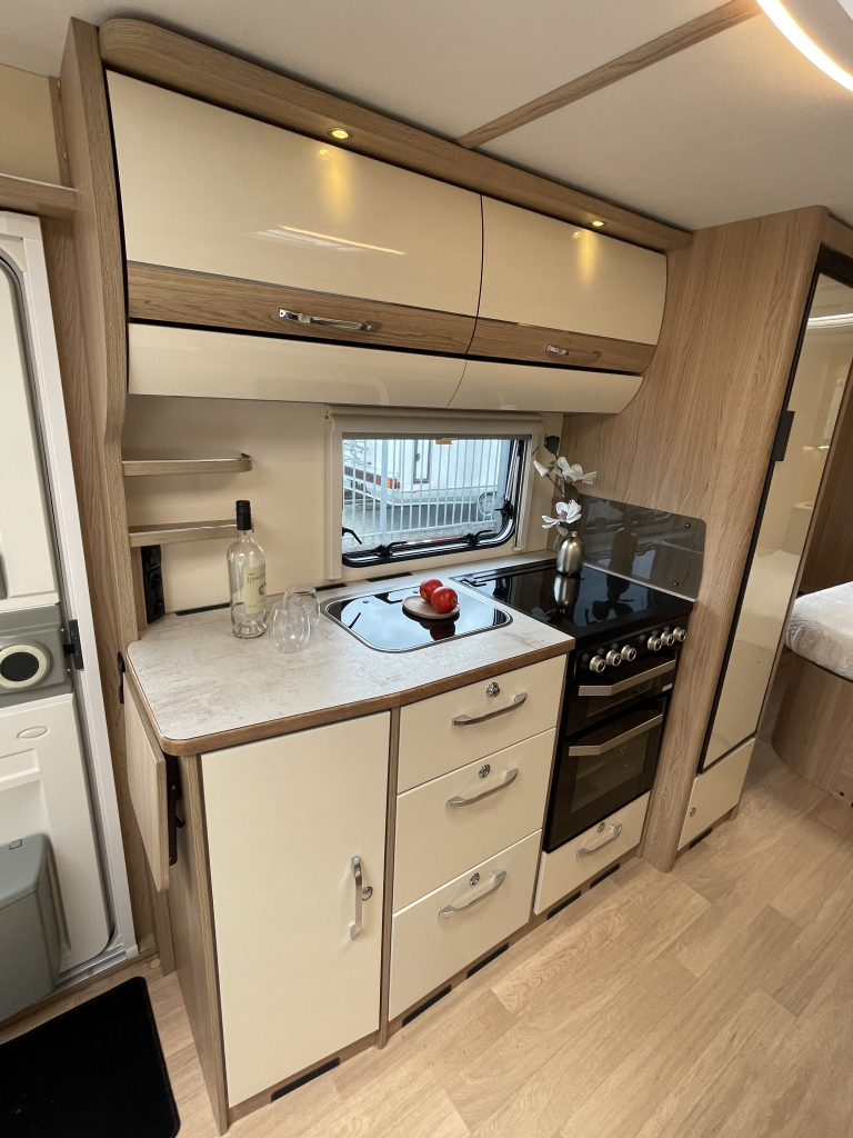 LMC Caravans Exquisite 685 VIP CAMA QUEEN + ASIENTO REDONDO DOBLE EJE 2025 ! foto: 5