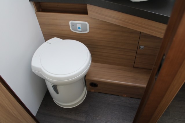 Adria Coral S 670 SC met elektrisch in hoogte verstelbaar Queensbed slechts 40801 km (65  foto: 48