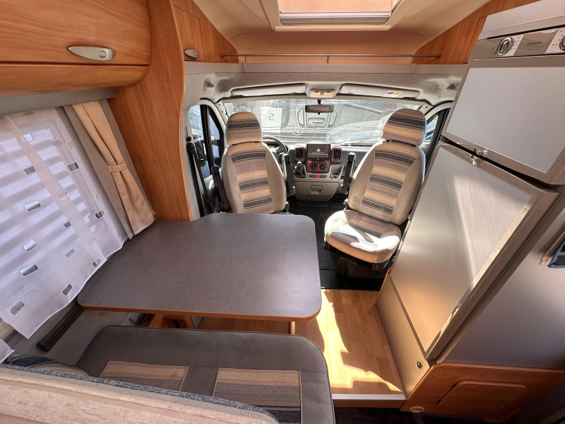 Adria Coral 660 SL 160PK Lengtebedden Airco  foto: 15