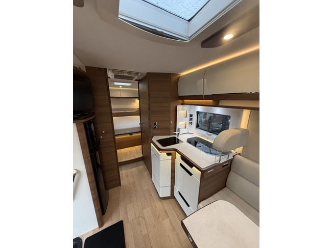 RAPIDO 896 F 160 PK face to face slechts 12.000 dkm Queensbed+hefbed luifel 2x tv camera grote garage dakairco Truma hordeur foto: 22