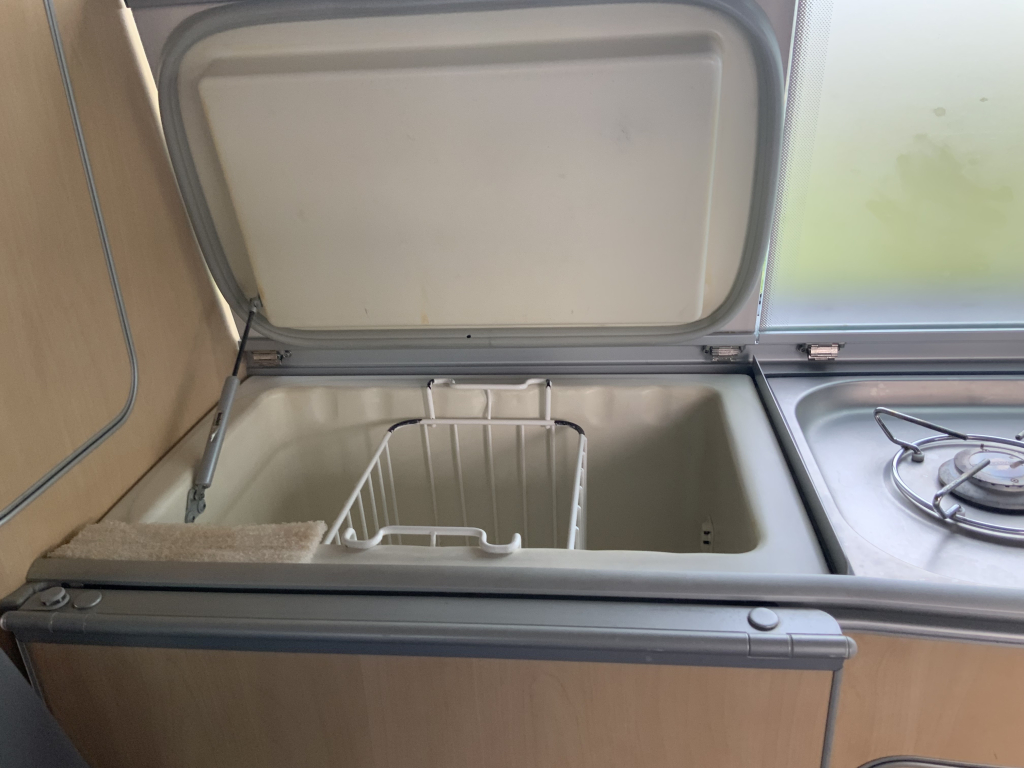 VW Westfalia California 2.5 TDi 130 PS, 5 Sitzpl&auml;tze, 4 Schlafpl&auml;tze, Elektr. Hubdach / Seitent&uuml;r, Bj 2006 Camper Centrum On the Road am Noorderringweg 4 in Marum. Foto: 14