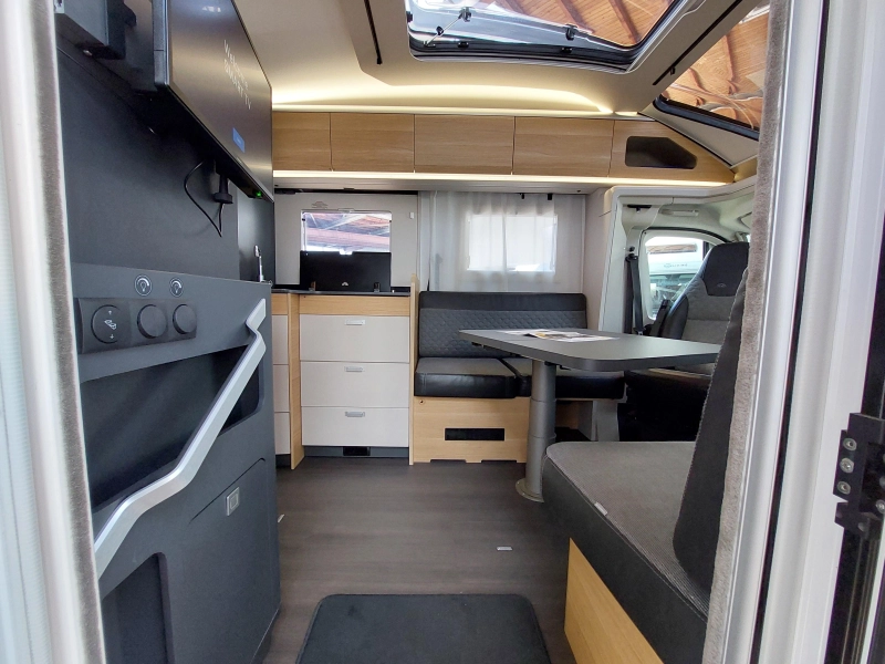 Adria Coral 650 DL Single bed/face2face/heavy photo: 1