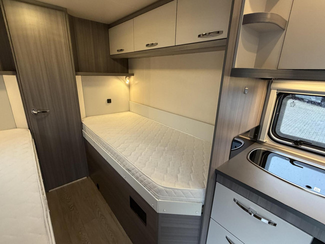 Hobby Optima Ontour T 70 E Single Beds Large Bathroom Awning photo: 18